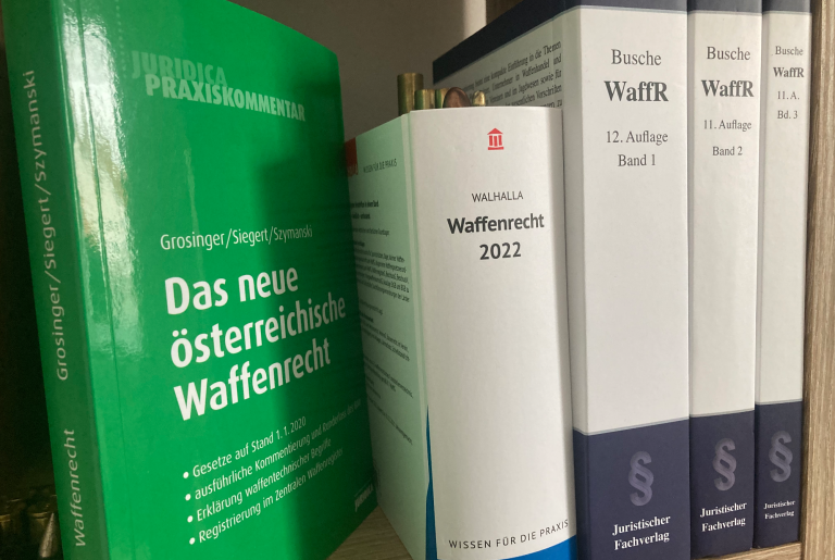 Bücher über Waffenrecht.