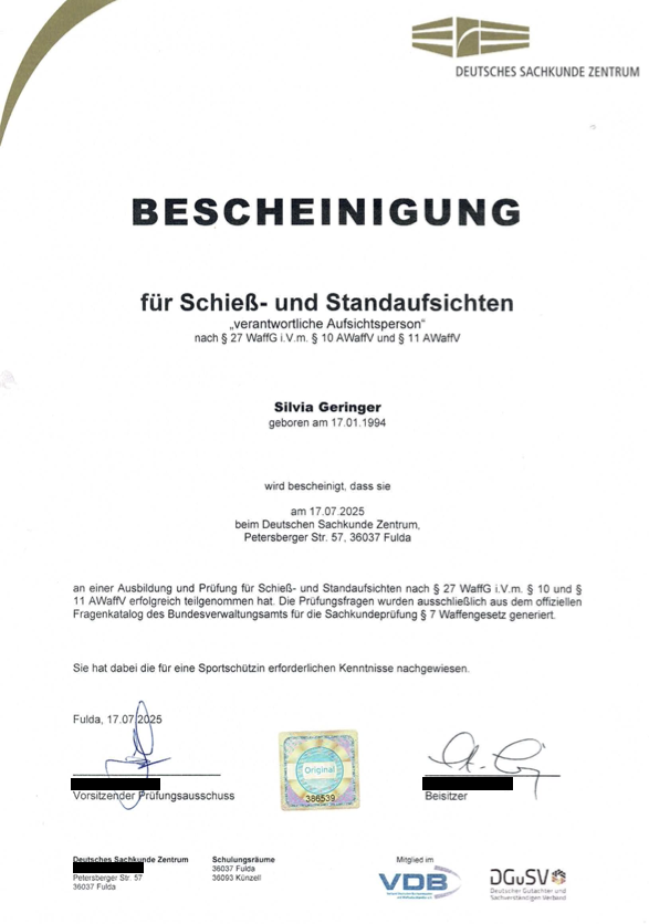 Zusätzlich zum Beruf der Trainerin übt DMS die Tätigkeit als geprüfte Schieß- & Standaufsicht nach deutschem Recht aus.