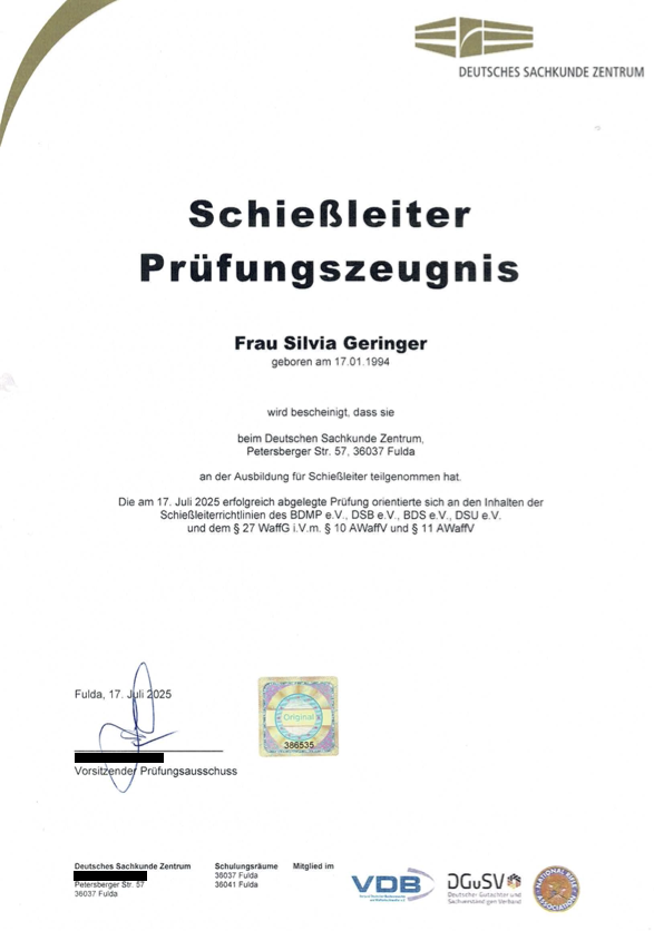 Neben der Tätigkeit als Trainerin ist DMS geprüfter Schießleiter nach deutschem Recht.